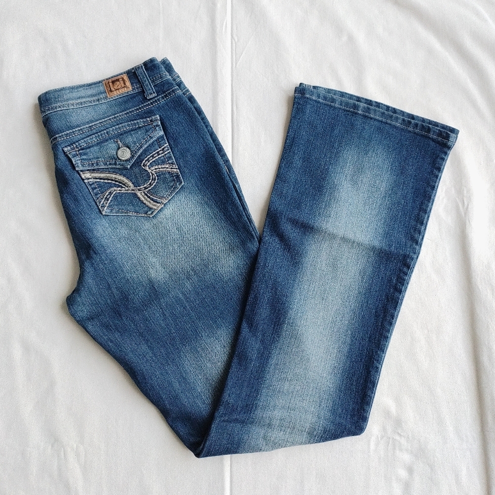 L.e.i Sophia Hipster flare Juniors Jeans👖size 9
